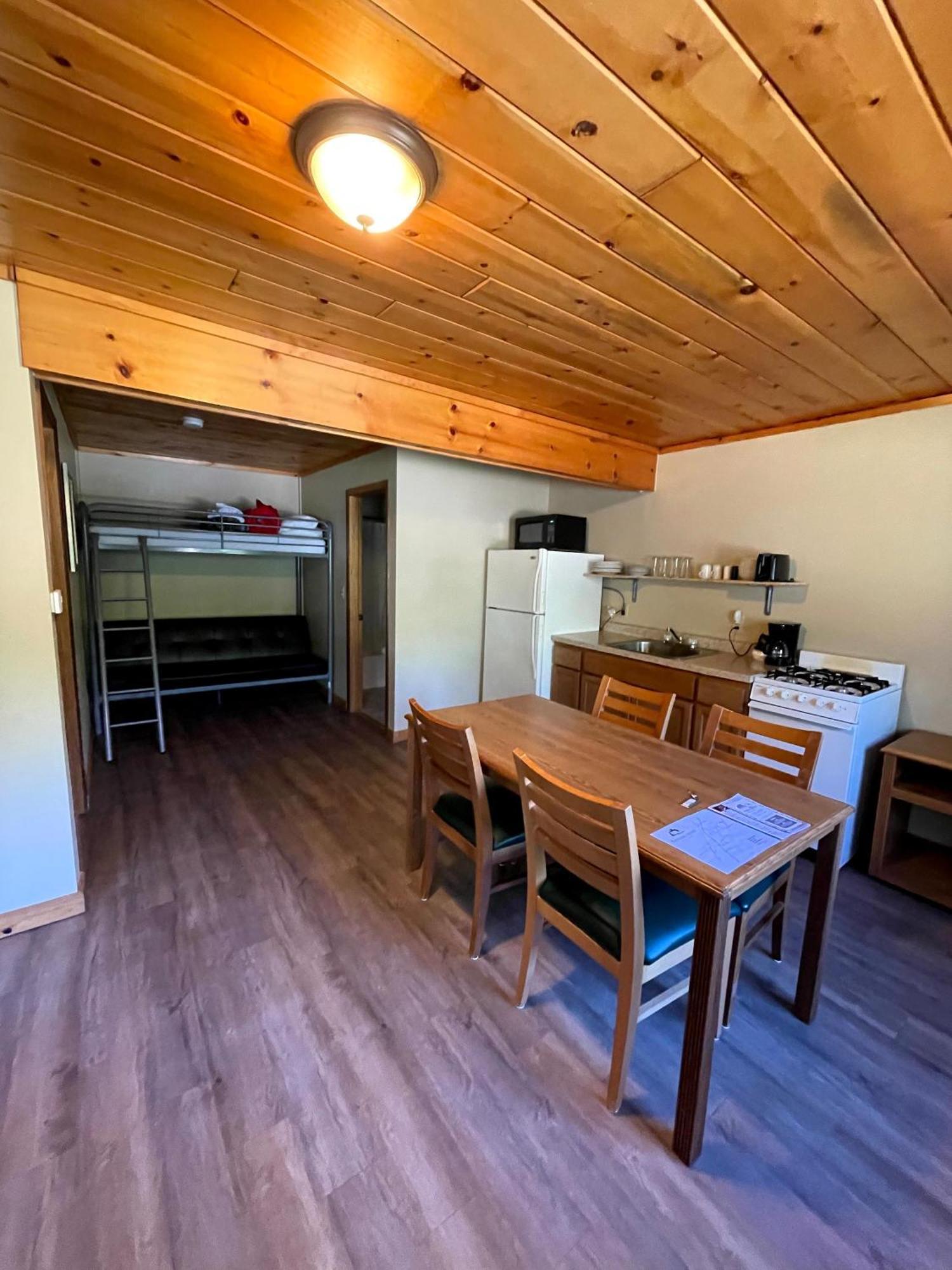 Hanging Horn Lakeside Resort Moose Lake Exterior foto